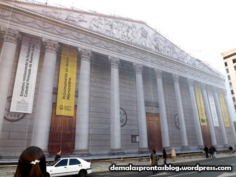 O gigantesco painel que cobria a fachada em reformas da Catedral Metropolitana.